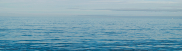 Photo d'une étendue d'eau bleu